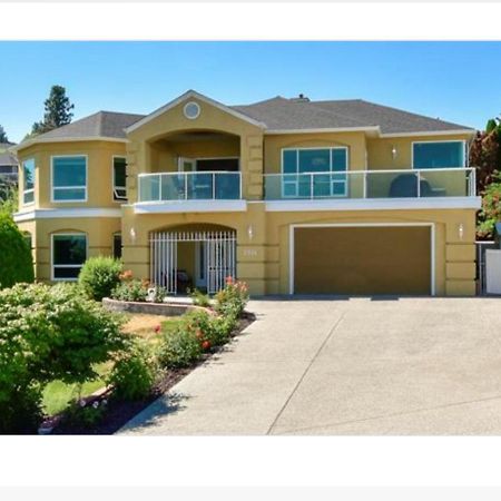 Lake View Yellow House By Winary Resort West Kelowna Exteriér fotografie