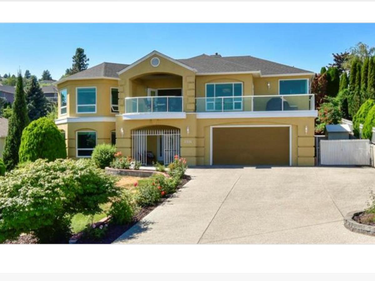 Lake View Yellow House By Winary Resort West Kelowna Exteriér fotografie