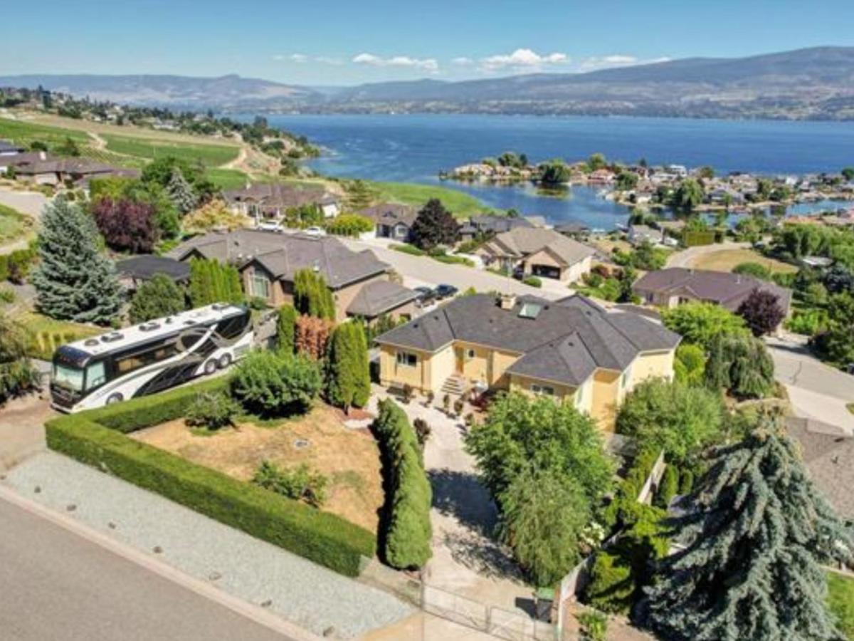 Lake View Yellow House By Winary Resort West Kelowna Exteriér fotografie