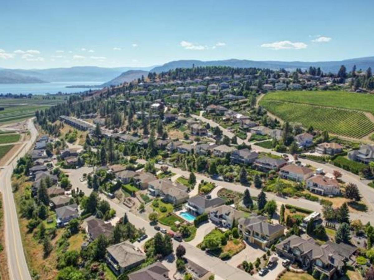 Lake View Yellow House By Winary Resort West Kelowna Exteriér fotografie