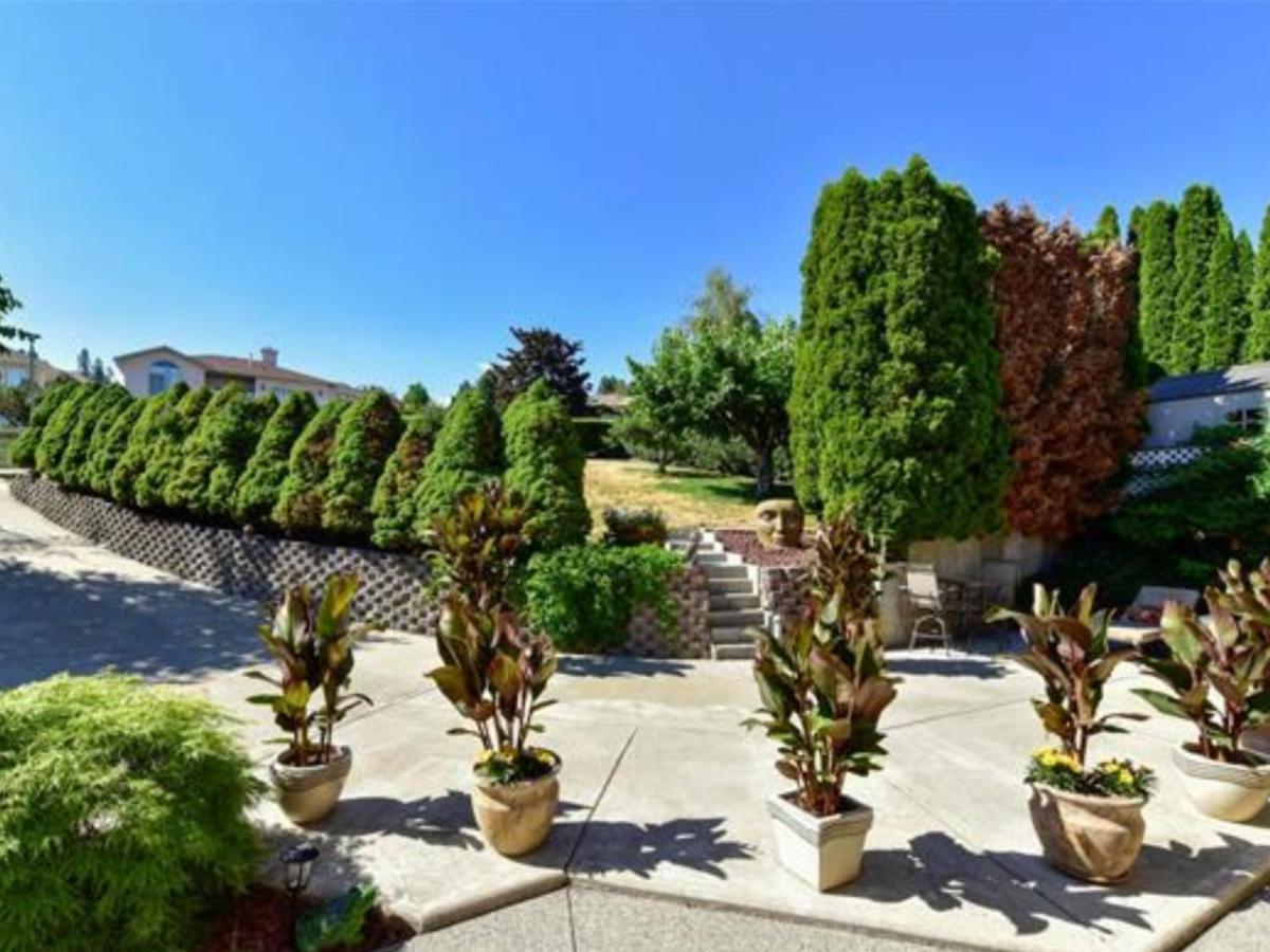 Lake View Yellow House By Winary Resort West Kelowna Exteriér fotografie